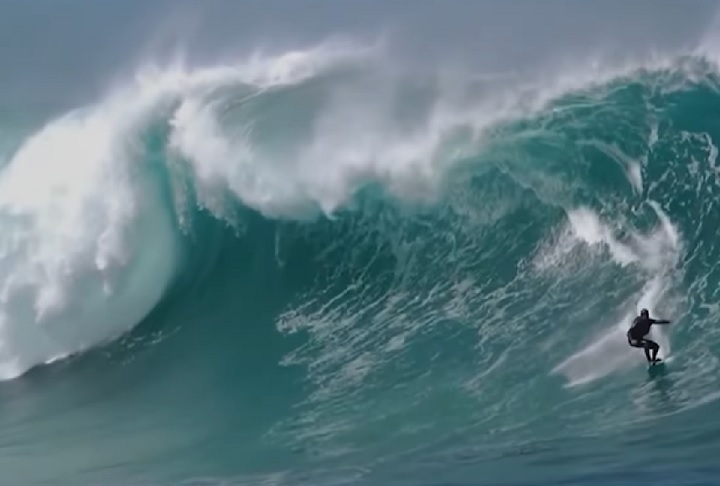 O fenômeno ocorre porque a “montanha submersa”, cujo topo fica a apenas 2 metros de profundidade, intensifica a energia das ondas, podendo duplicar ou triplicar seu tamanho.