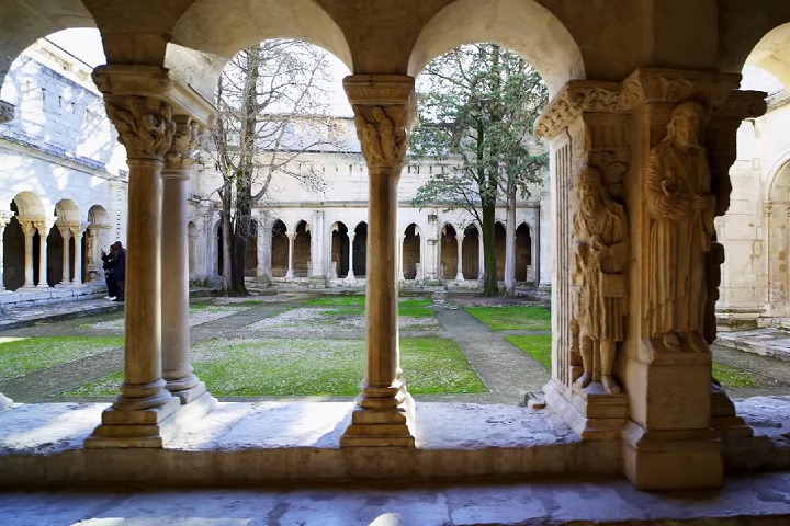 Durante o Império Romano, prosperou como um dos principais centros administrativos e comerciais da Gália, o que explica o grande número de monumentos históricos preservados até hoje.-Reprodução/YouTube