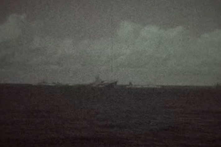 Navio lança torpedos em batalha da 2ª Guerra no Estreito de Iron Bottom - Reprodução/The National Archives