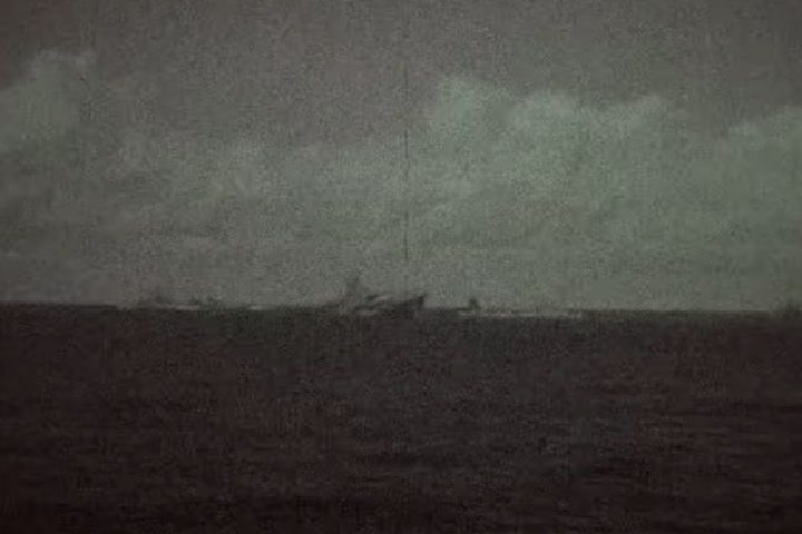 Navios de guerra, como cruzadores, contratorpedeiros e porta-aviões, foram atingidos por torpedos, bombas e tiros de canhão, afundando nas águas rasas do estreito.