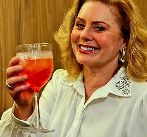 Vera Fischer diz que gosta de flertar, mas avisa: ‘Mulher saudável hoje se resolve sozinha’