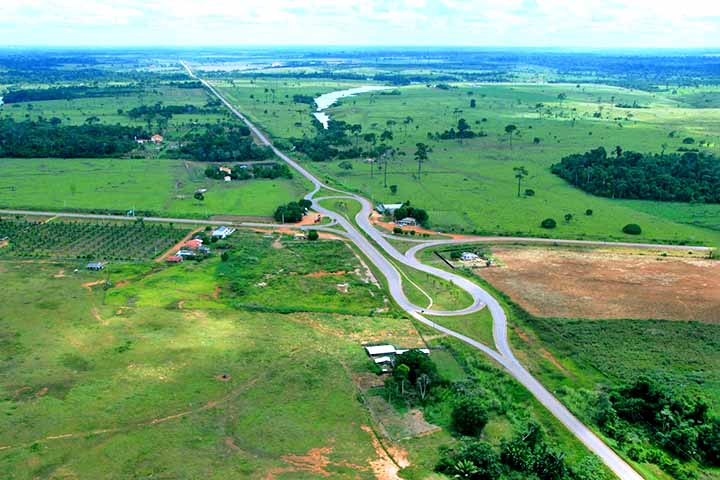 Inicialmente habitado por povos indígenas, o território foi palco de conflitos entre brasileiros e bolivianos pela exploração da borracha, culminando na Revolução Acreana e na compra do território pelo Brasil. 