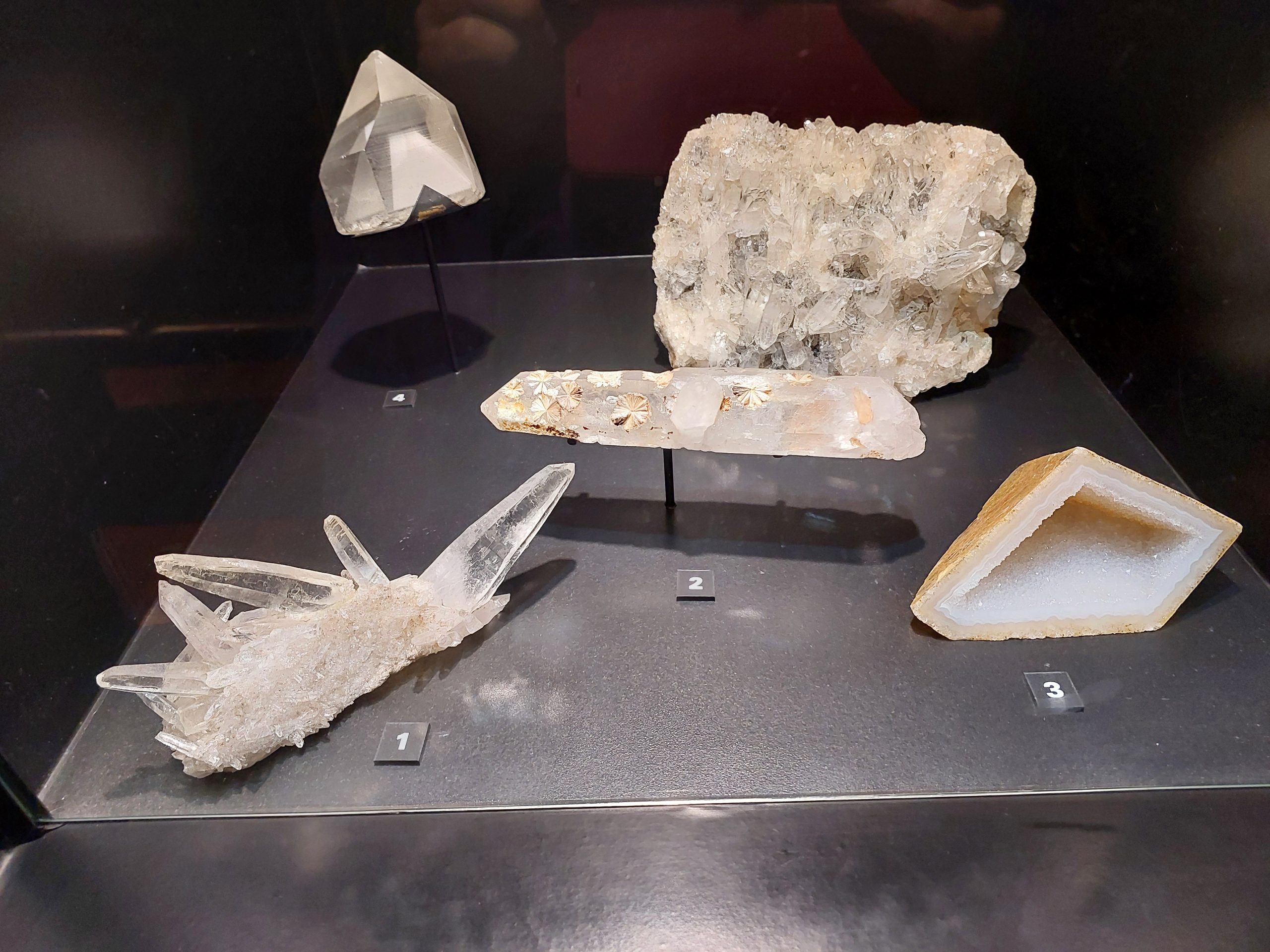 Seja na natureza, na tecnologia ou no simbolismo espiritual, o quartzo tem um papel multifacetado. Sua beleza e utilidade o tornaram um mineral atemporal.
