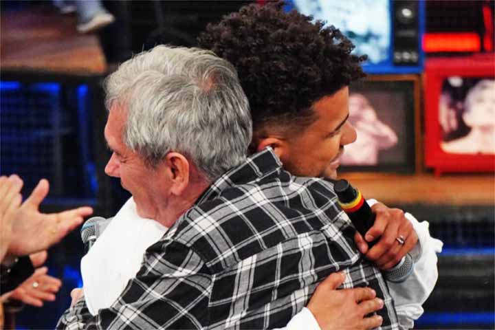 Apesar da sobrecarga, o jovem ator expressa satisfação com a experiência. 