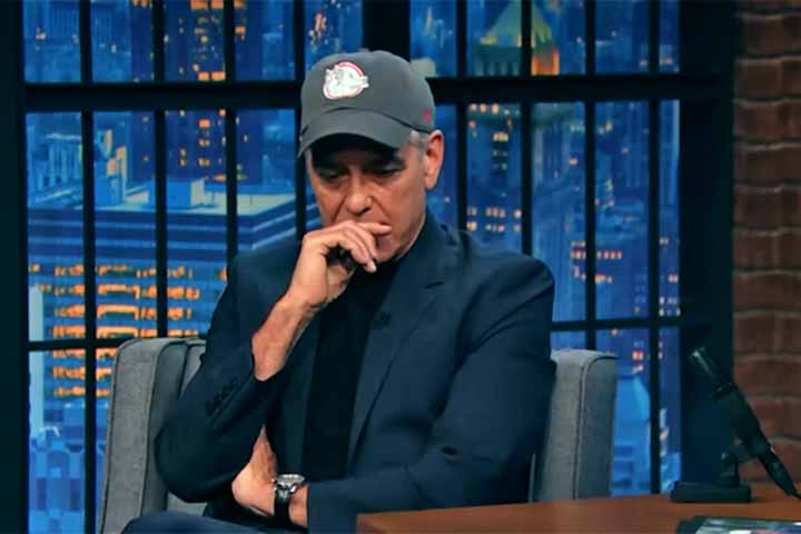 Clooney também explicou que abandonou os papéis de ação em função da idade. “Hoje sou o cara que, quando corre atrás de um bandido, é engraçado, não é suspense. E está tudo bem. Eu abraço tudo isso”, brincou.
- Reprodução do Youtube