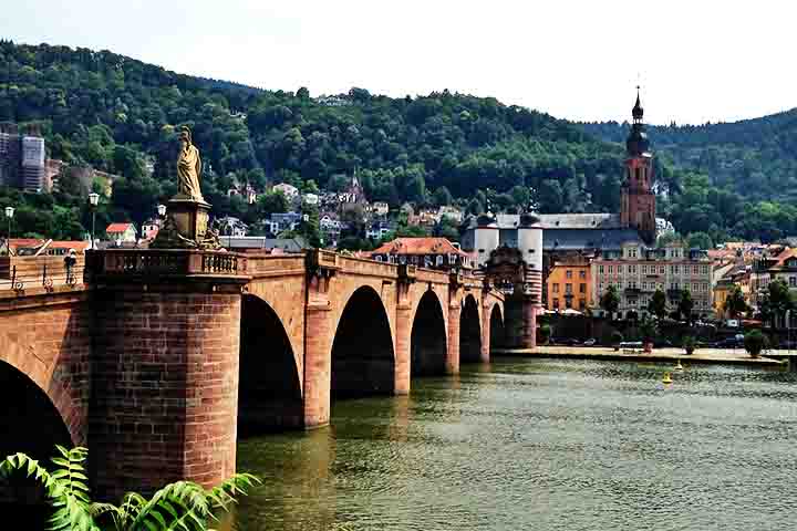 A Alte Brücke (Ponte Velha) ou Ponte Karl Theodor é um dos cartões-postais mais fotografados de Heidelberg. Construída no século XVIII com arenito vermelho, ela conecta o centro histórico ao distrito de Neuenheim.