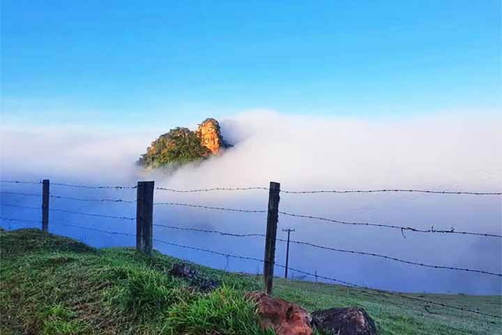 O Morro do Cuscuzeiro está a cerca de 3 km do centro de Analândia, que já foi chamada de Anápolis, uma homenagem à padroeira da cidade, Sant’Anna.
