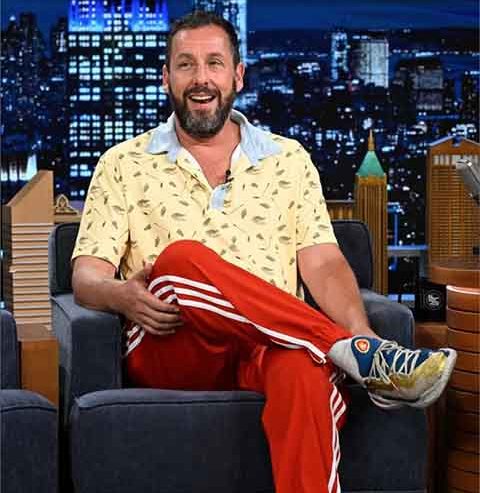 <p>Adam Sandler – Nascido no Brooklyn em 9/9/1966, descende de judeus da Rússia e da Lituânia, cujas famílias migraram para os EUA em busca de novas oportunidades. Essa origem aparece em relatos familiares antigos.</p>
