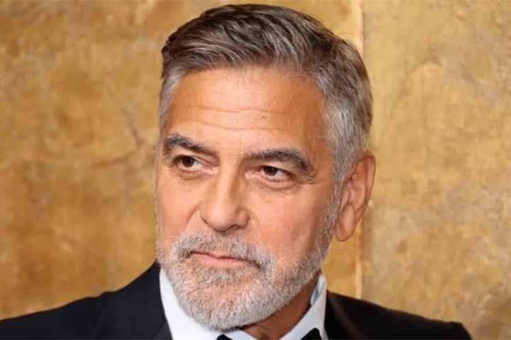 Um dos rostos mais conhecidos da indústria cinematográfica, o ator George Clooney declarou à revista “Vanity Fair” que não se incomoda com críticas de falta de versatilidade ao atuar. 

- Reprodução do Youtube Canal Promiflash