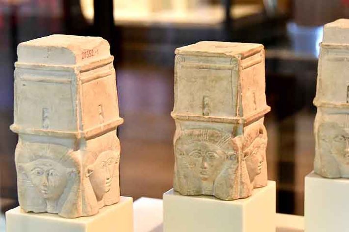 Tuna al-Gebel, Vila no Egito (Capitéis de Hator com escrita demótica, modelos de escultores) - 'Livro dos Mortos', (Livro do Surgimento do Dia) - antigo texto funerário egípcio - Osama Shukir Muhammed Amin/Wikimédia Commons