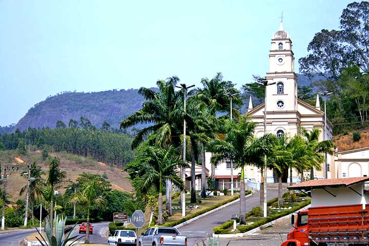 Inicialmente chamada de Vila Guaraná, a cidade foi renomeada em 1943 para Ibiraçu, que significa 
