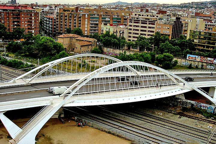 Pont de Bac de Roda, em Barcelona - Projetada como parte de um plano de revitalização urbana, a ponte conecta dois bairros antes separados pela linha ferroviária, simbolizando integração e modernidade.
