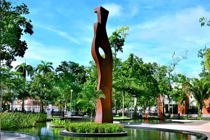 A Praça da Revolução fica no coração de Rio Branco e possui um monumento de 12 metros de altura em homenagem aos heróis anônimos.