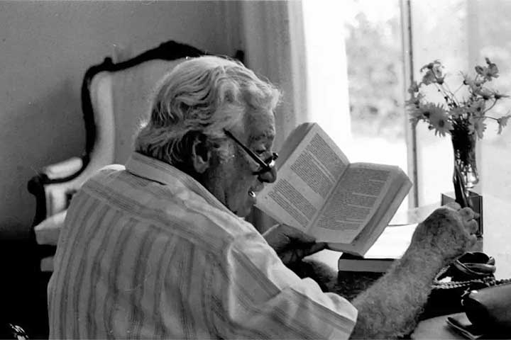 Jorge Amado foi eleito para a Academia Brasileira de Letras em 1961 e recebeu diversas distinções ao longo da carreira. Entre elas está a Legião de Honra da França, concedida no grau de Comendador em 1984. Seu reconhecimento internacional também contribuiu para ampliar a projeção da literatura brasileira no exterior.