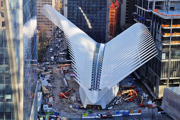 Oculus – World Trade Center Transportation Hub, em Nova York - Estação de transporte que simboliza esperança e renascimento, com design que remete a uma ave abrindo suas asas.
