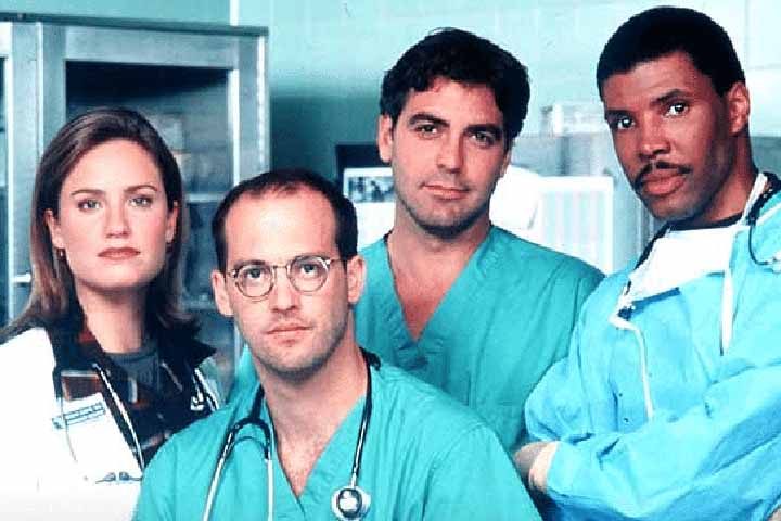 Sua jornada artística começou com pequenas participações em séries de televisão na década de 1980, mas foi em 1994 que Clooney conquistou reconhecimento mundial ao interpretar o carismático Dr. Doug Ross na série “Plantão Médico”.
- Divulgação