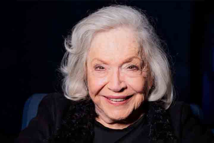 "5 de Agosto. Hoje a Dama do Teatro faz 96 anos! Ela começou a trabalhar há 90 anos, sim, aos 6 anos de idade. Foi a primeira apresentadora de um telejornal da Globo, há 60 anos. Se casou com um jornalista", escreveu a jornalista na introdução da postagem
-Reprodução do instagram @nathalia_timberg
