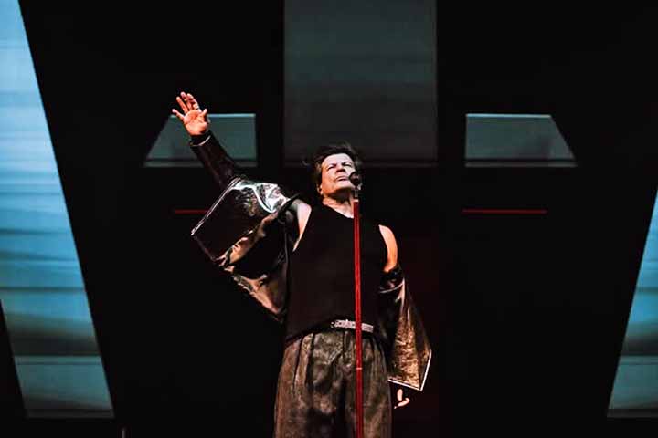 <p>O nome da turnê faz referência ao número 40 em algarismos romanos e também ao conceito de “extra-large”, simbolizando a grandiosidade do espetáculo.</p>
