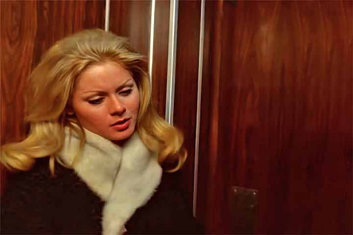 A visibilidade do concurso a projetou para o universo artístico. Vera Fischer estreou no cinema em “Sinal Vermelho - As Fêmeas”,  de 1972, no papel de Ângela.
