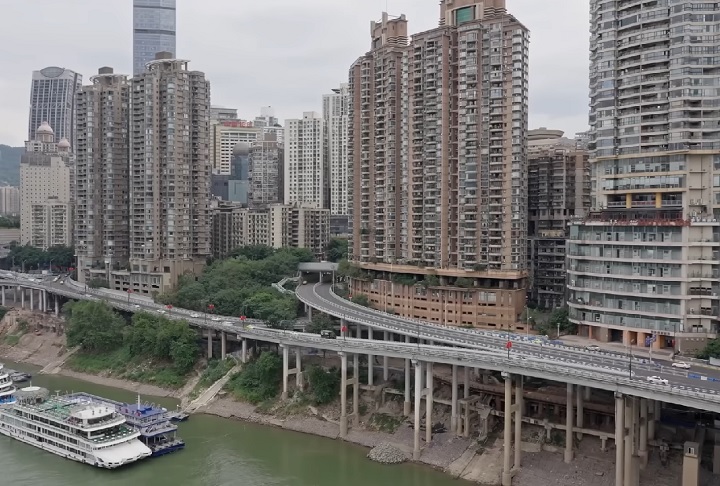 Outras imagens mostram edifícios cujo “térreo” fica no 12º andar!-Reprodução/YouTube
