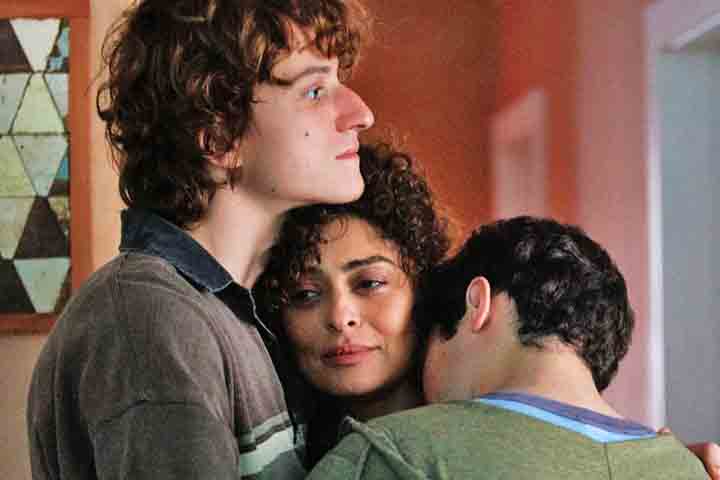 "PedaÃ§o de Mim" Ã© uma minissÃ©rie brasileira da Netflix que conta a histÃ³ria de Liana, vivida por Juliana Paes, que descobre estar grÃ¡vida de gÃªmeos de pais diferentes apÃ³s um evento traumÃ¡tico. TambÃ©m esteve em "Vidas Bandidas", minissÃ©rie brasileira produzida pela Disney+.