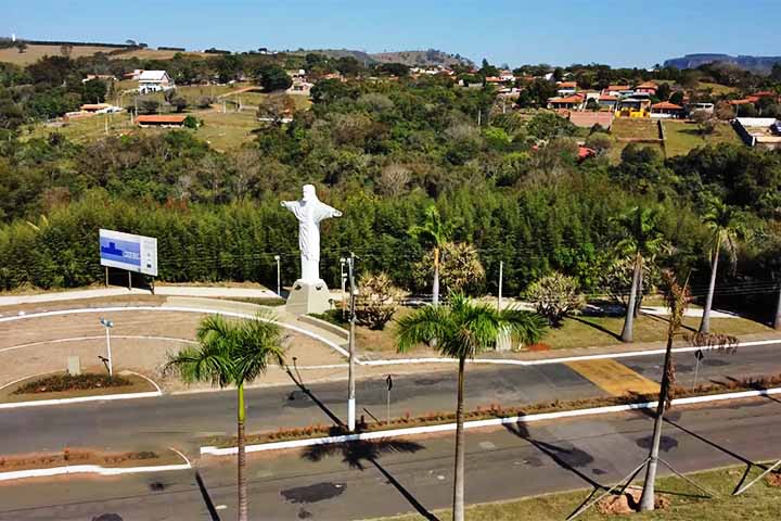 Ademais, a cidade não possui semáforos, o que já demonstra que trânsito não é um problema em Analândia.
