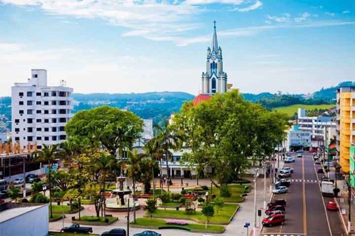 Orleans, SC- Paredão de Esculturas de Orleans une arte e fé em rochas às margens do Rio Tubarão - Divulgação
