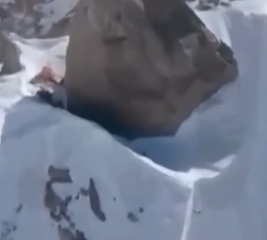 Alpinista russa é deixada para morrer após quebrar a perna e ficar isolada em montanha do Quirguistão - Reprodução
