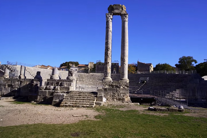 Além da herança romana, Arles também teve grande importância durante a Idade Média, quando foi sede de um reino independente e um polo religioso relevante.-Reprodução/YouTube