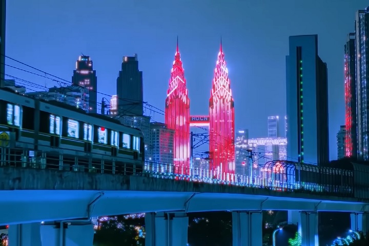 Essa estética “cyberpunk”, marcada por luzes de neon, shows de drones e fogos de artifício, tem impulsionado o turismo local.-Reprodução/YouTube