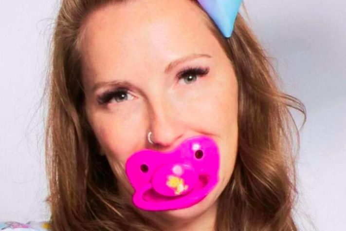 Uso de chupeta por adultos viraliza nas redes sociais Pacifier Addict