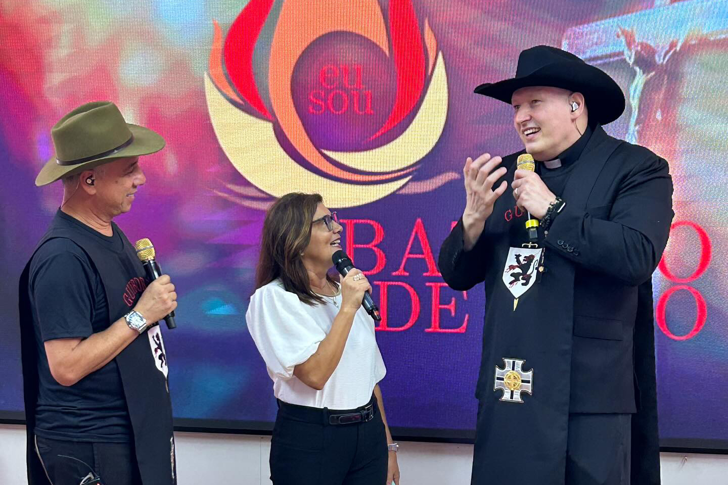 Desde os anos 2000, Padre Marcelo se faz presente na televisão, rádio e internet. Programas como Santa Missa em Seu Lar e participações em talk shows levaram sua mensagem a milhões de brasileiros. Ele usa os meios de comunicação como ferramentas de evangelização — com leveza, profundidade e carisma.
