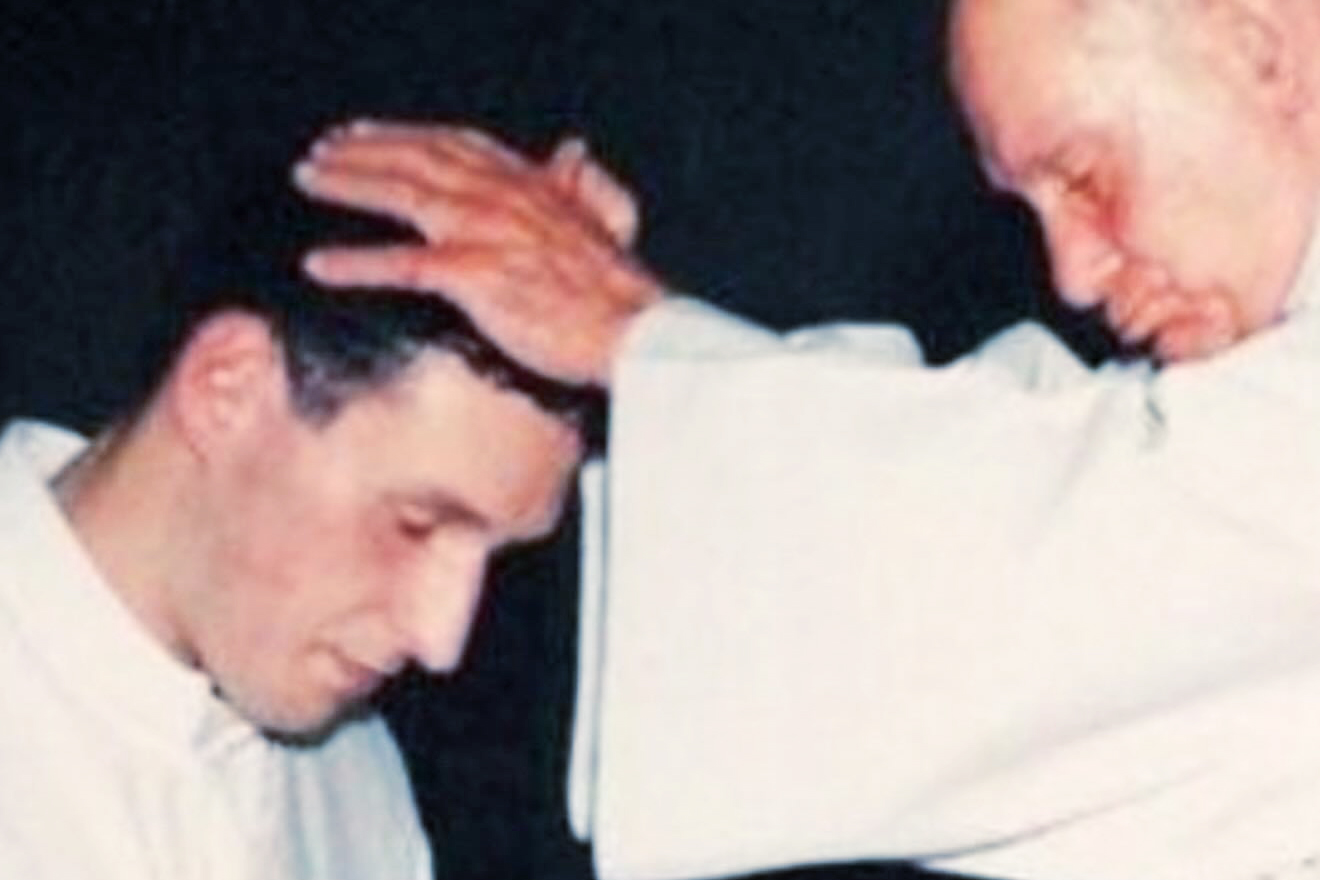 A vocaÃ§Ã£o de Padre Marcelo surgiu apÃ³s uma experiÃªncia profunda de reconexÃ£o espiritual. Em 1994, foi ordenado sacerdote pela Diocese de Santo Amaro. Desde o inÃ­cio, seu estilo carismÃ¡tico e acolhedor atraiu multidÃµes. Ele nÃ£o apenas pregava â?? ele tocava coraÃ§Ãµes. Seu lema: â??Evangelizar com alegria e ousadia