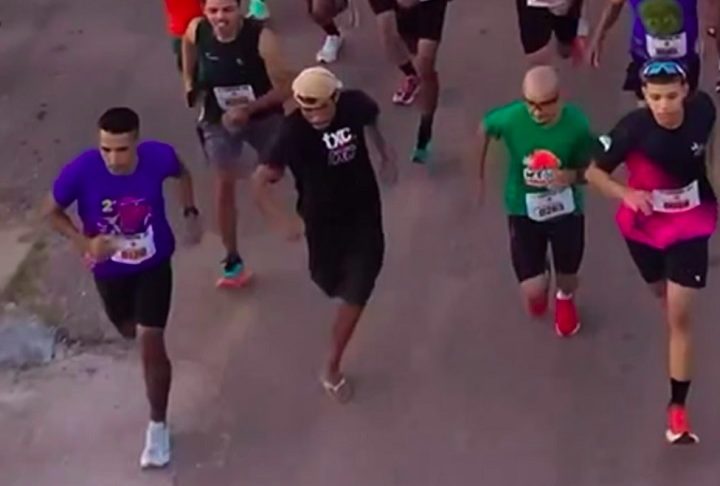A própria organização do evento entrou na brincadeira, publicando vídeos do mais novo "maratonista" em ação.