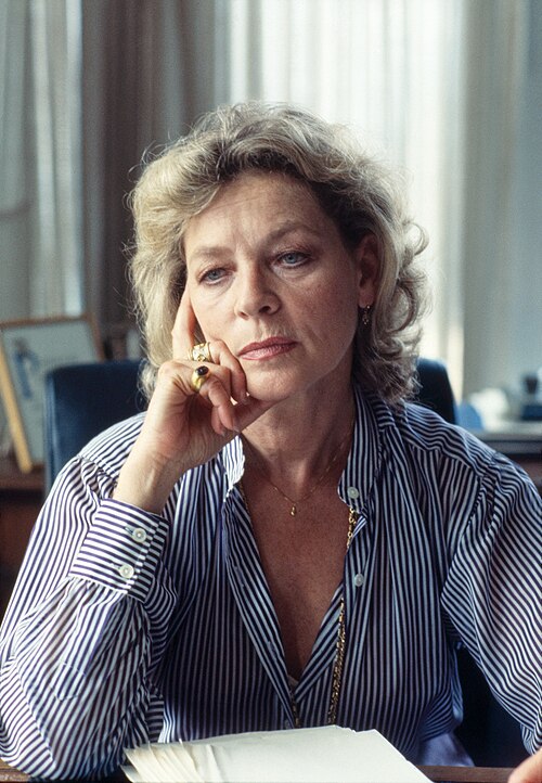 <p>Lauren Bacall publicou sua primeira autobiografia, “By Myself”, em 1978, obra que lhe rendeu o prêmio National Book Award. Em 2005, ela lançou uma versão ampliada intitulada “By Myself and Then Some”.</p>
