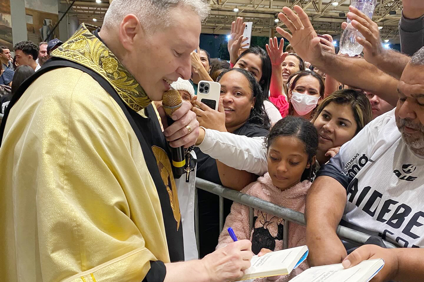 Padre Marcelo lançou recentemente o livro 