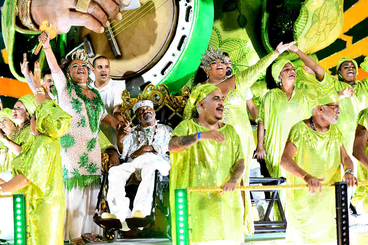 Arlindo Cruz - Império Serrano 2023 - A escola de Madureira homenageou um dos maiores artistas e sambistas de sua história. O cantor, que sofreu um AVC em 2017, esteve na Sapucaí ao lado dos familiares. Na apuração, a agremiação foi rebaixada com o 12º lugar, em um resultado questionado por seus torcedores. 