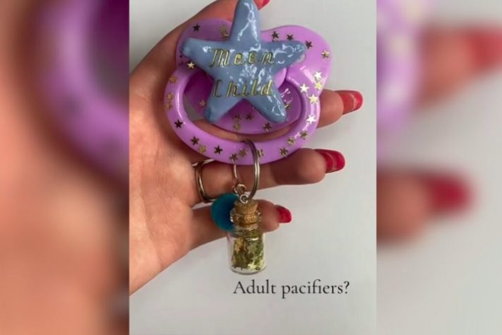 Uso de chupeta por adultos viraliza nas redes sociais - Reprodução/Pacifier Addict