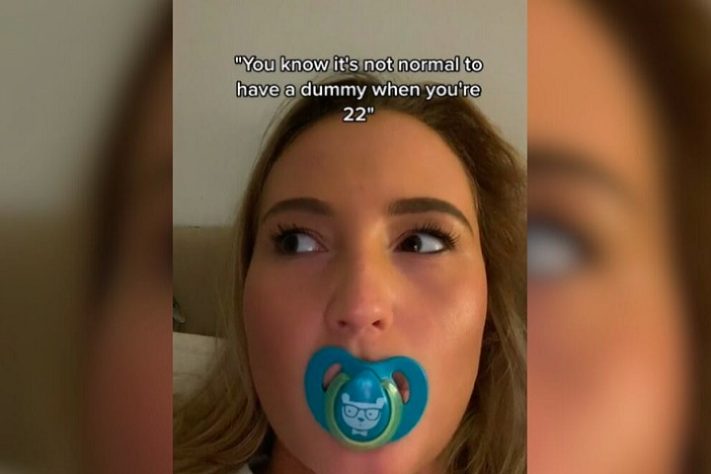 Uso de chupeta por adultos viraliza nas redes sociais - Reprodução/Pacifier Addict