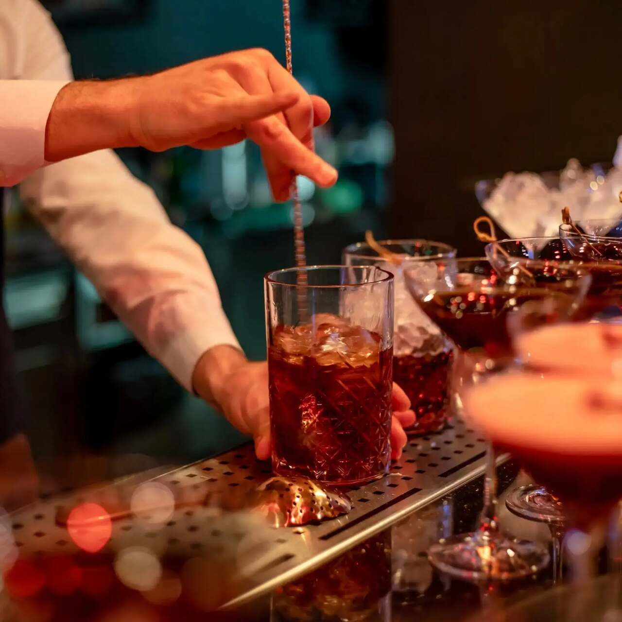 O conhaque armênio é uma bebida tradicional altamente recomendada para acompanhar as refeições. Reconhecido por seu sabor marcante e qualidade refinada, é um símbolo da longa tradição de destilação do país.