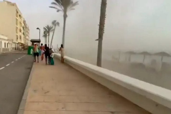 Explosão de calor atinge praia na Espanha e surpreende banhistas com ventania e calor repentino - Reprodução