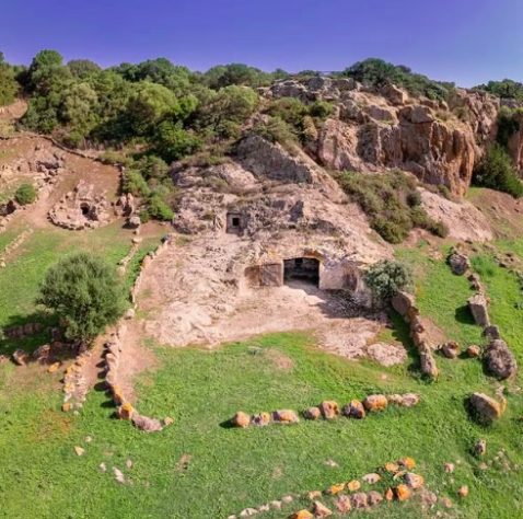 A domus de janas, escondida na natureza da Sardenha, Itália - Divulgação/Centro de Estudos de Identidade e Memória 