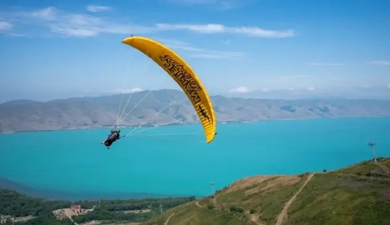 A ArmÃªnia oferece uma experiÃªncia equilibrada, com clima ameno e paisagens deslumbrantes. O verÃ£o Ã© ideal para atividades ao ar livre e para explorar a natureza exuberante do paÃ­s. JÃ¡ o inverno proporciona oportunidades para esportes de neve e uma atmosfera Ãºnica, perfeita para quem busca algo diferente e memorÃ¡vel.

