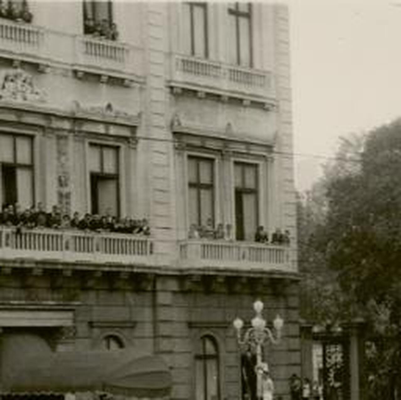 <p>Durante sua gestão, Café Filho procurou adotar uma postura moderada, tentando conciliar os diferentes grupos políticos que se enfrentavam após a morte de Getúlio Vargas. O país vivia uma forte comoção social e um ambiente de instabilidade.</p>
