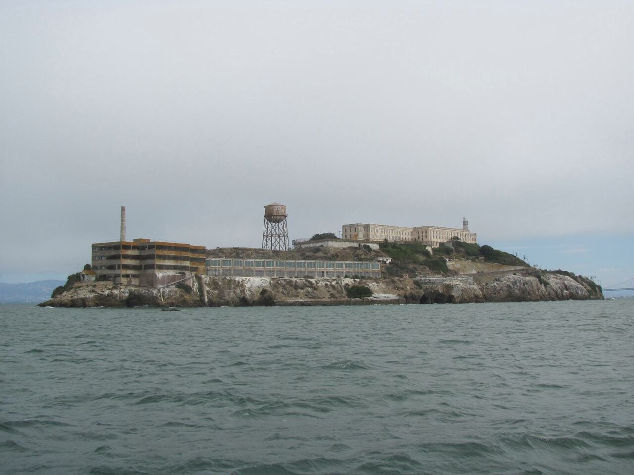 No universo de Harry Potter, Azkaban é símbolo de terror e isolamento. Poucos sabem que sua inspiração veio de Alcatraz, a famosa prisão americana localizada em uma ilha na Baía de São Francisco, na Califórnia. 
-Slyronit - commons wikimedia