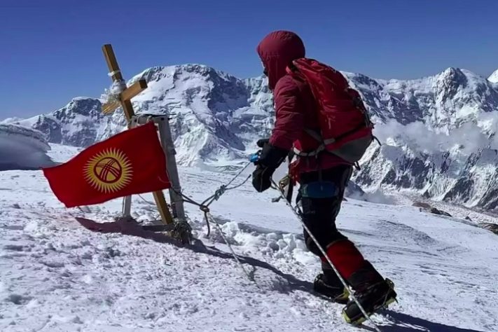 Alpinista russa é deixada para morrer após quebrar a perna e ficar isolada em montanha do Quirguistão - Reprodução/Instagram @dmsinitsyn