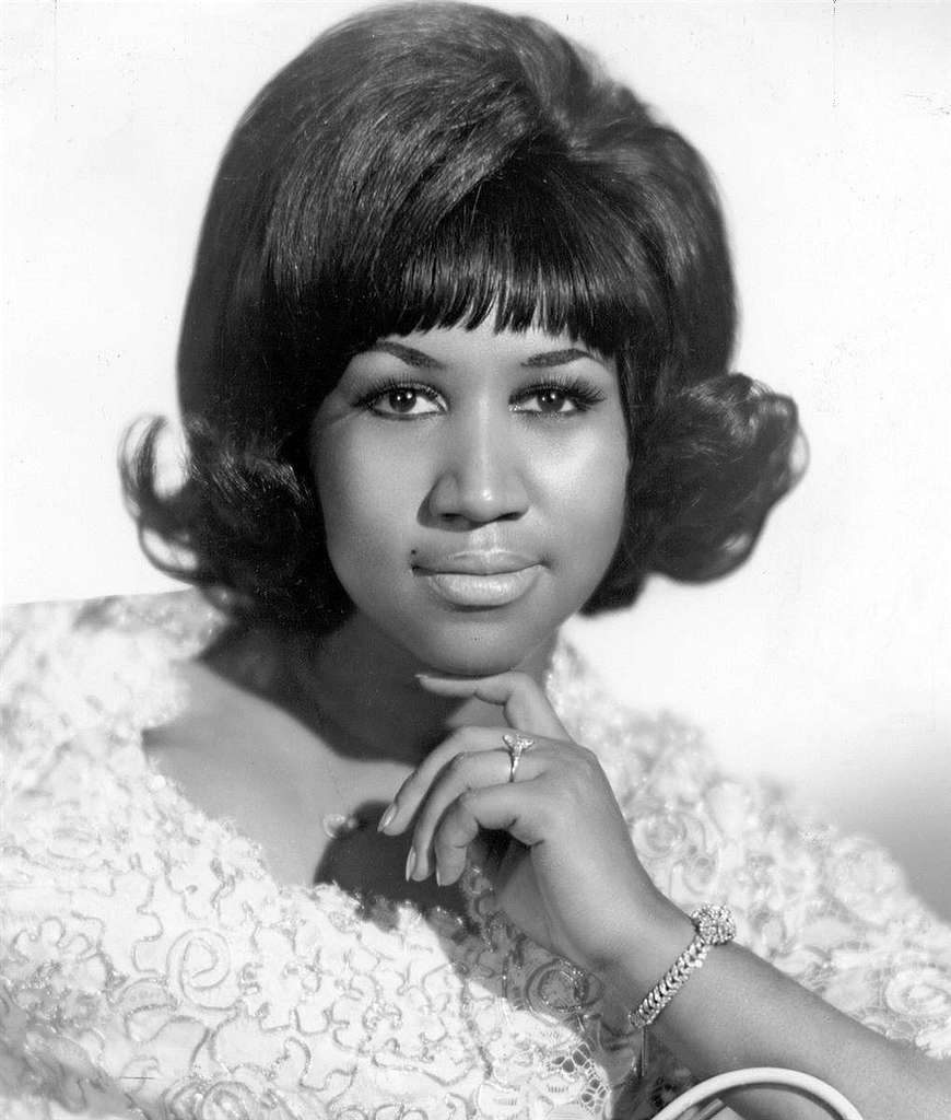 Nascida em 1942, em Memphis (EUA), Aretha cresceu em Detroit cercada por música e ativismo. Filha de um pastor influente, começou a cantar na igreja e logo chamou atenção por sua voz poderosa e alma profunda.