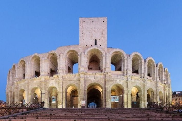 Anfiteatro Romano - Arles, França -- Wikimedia Commons/PierreSelim