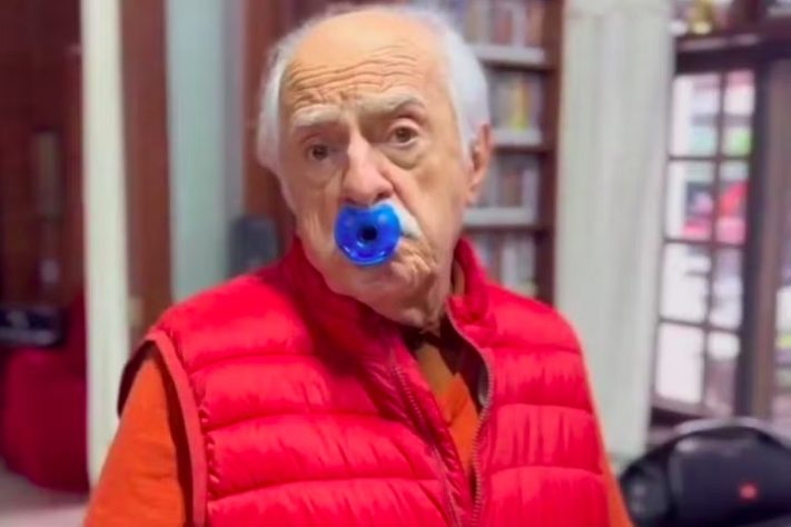 Ary Fontoura ironiza uso de chupeta por adultos