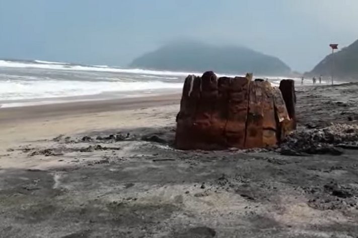 Barril antigo é revelado durante maré baixa no Guarujá - Reprodução